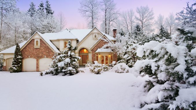 © Jo Ann Snover - Fotolia.com Outdoor-Spielzeug und Gartenmöbel fit für den Winter machen