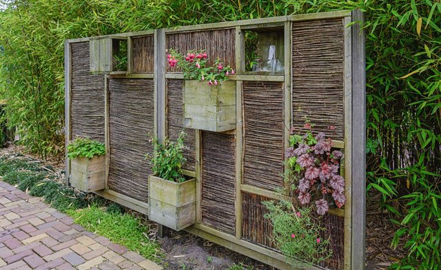 © julia700702 - Fotolia.com Sichtschutz für Terrassen - Bambusmatten