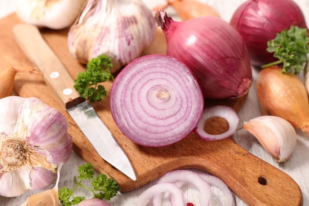 © M.studio - Fotolia.com Zwiebeln Knoblauch gegen Blattläuse