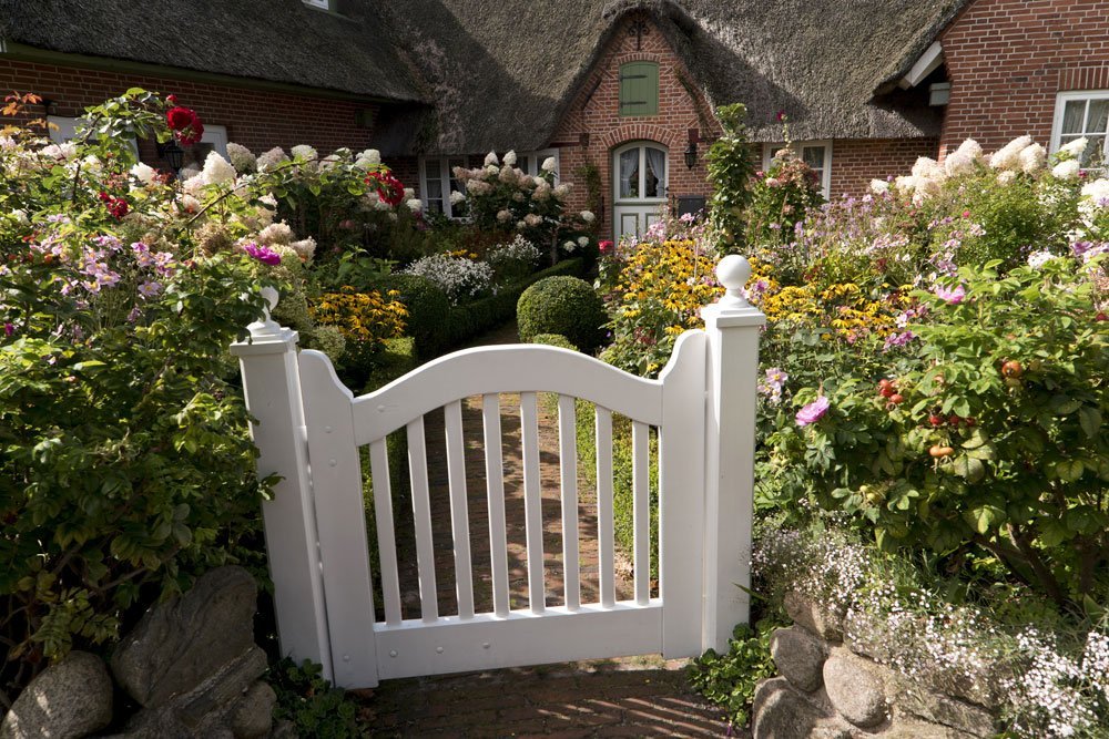 Garten im Landhausstil gestalten - So schaffen Sie Cottage-Flair!