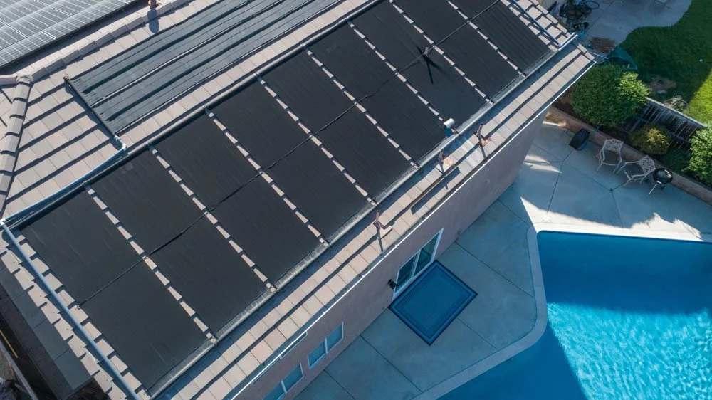 Solar-Panele auf dem Hausdach Solar-Poolheizung