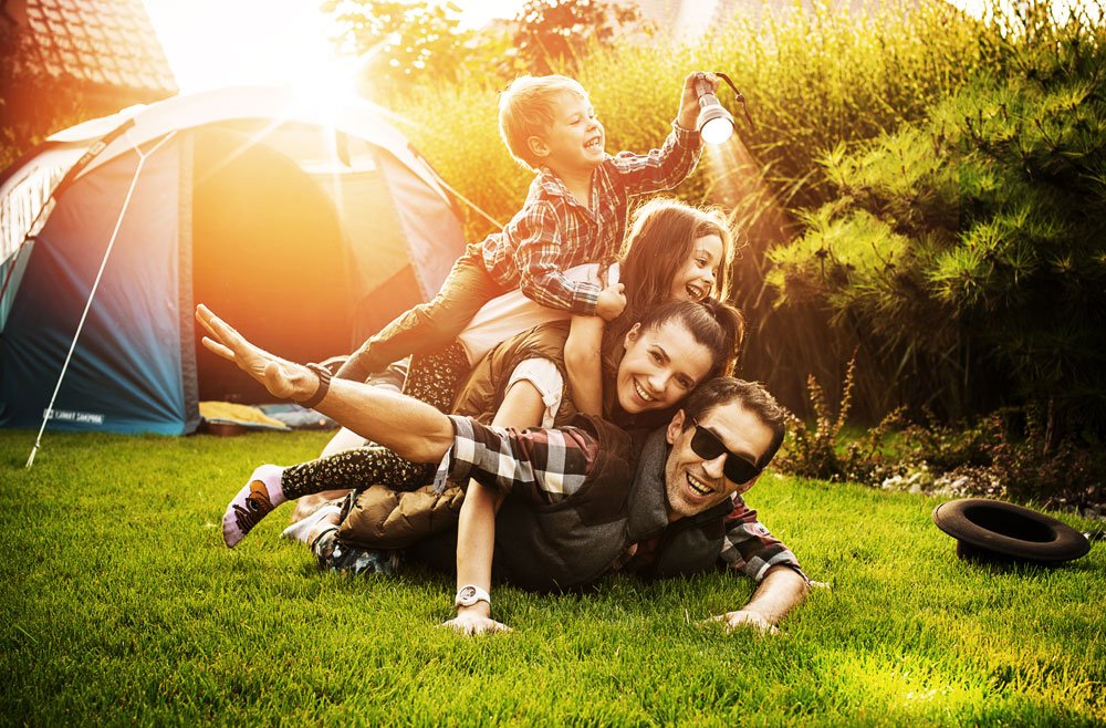 Familie mit Zelt im Garten Zelt im Garten