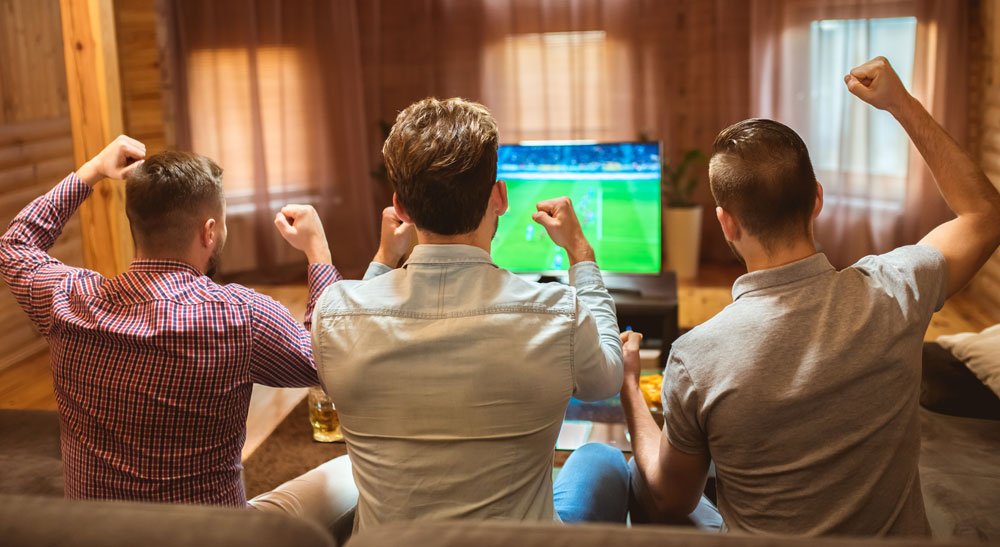 Männer schauen Fußball