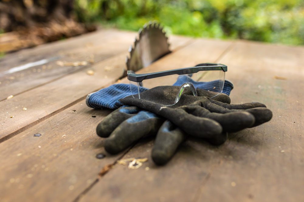 Schutzbrille und Gartenhandschuhe.