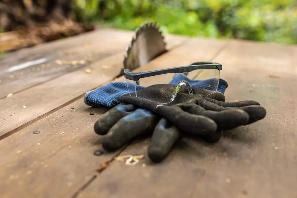 Schutzbrille und Gartenhandschuhe.