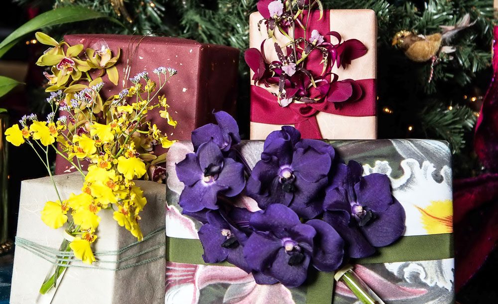 Weihnachtsgeschenke mit Blüten verzieren
