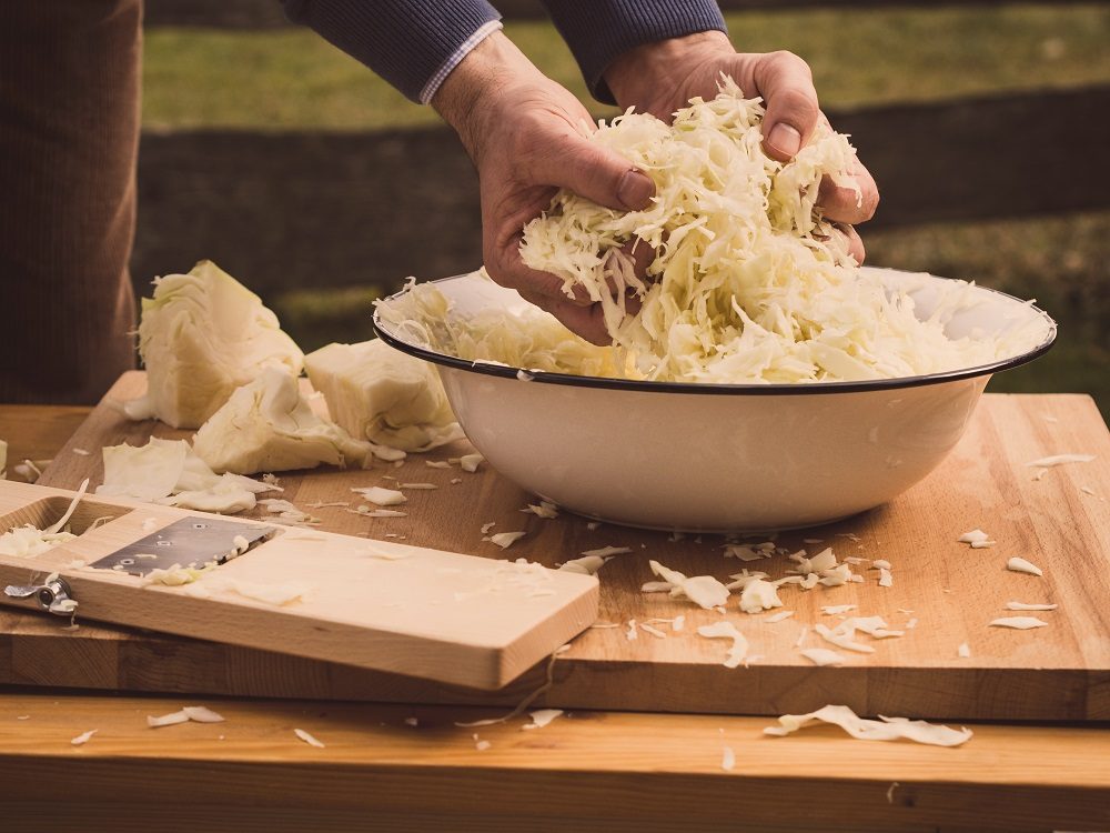 Sauerkraut kneten Sauerkraut selbst herstellen