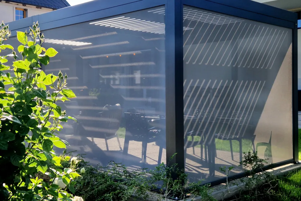 Seitlich geschlossene Senkrechtmarkisen an einer Terrassenüberdachung.